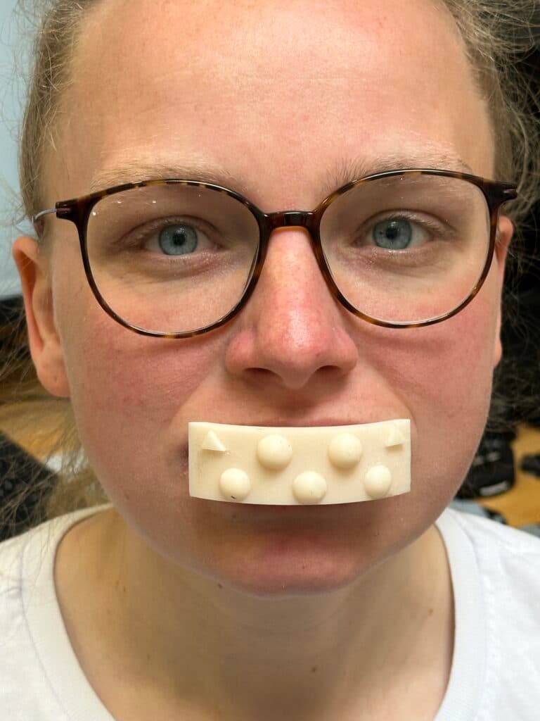 Patient trägt den physischen Facebow-Marker-Jig für den Artikulator-Gesichtsscan